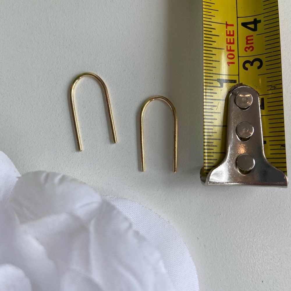 Brand New! Gold U-Shaped Minimalist Earrings - Picture 2 of 2